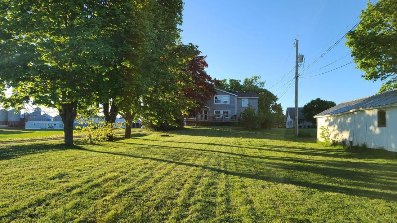 Small Town Bound Inn Montague Exterior foto